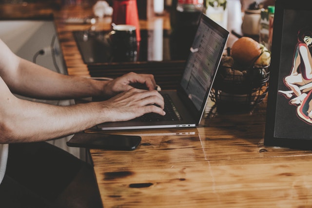 Bilgisayarda çalışan bir kişi