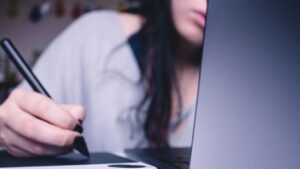 İzmir kurumsal web sitesi fiyatları ve modern web tasarım ajansı ofis ortamı.