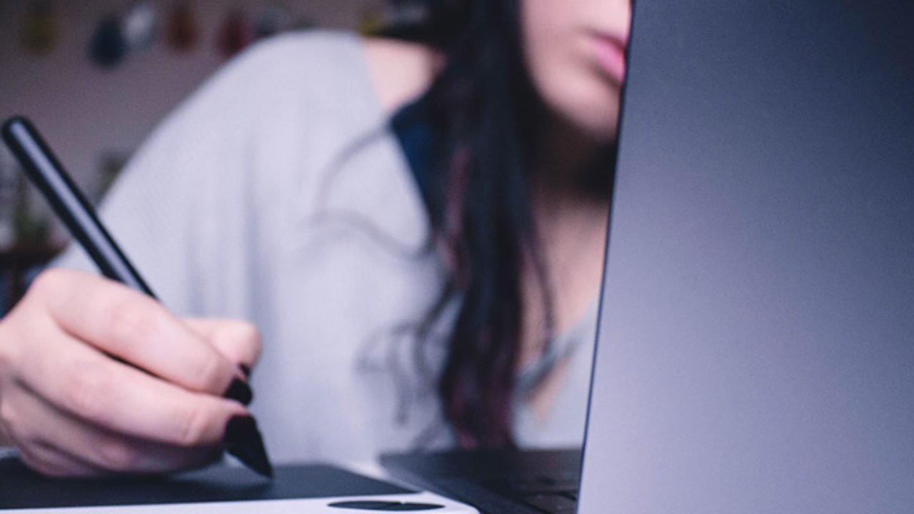 İzmir kurumsal web sitesi fiyatları ve modern web tasarım ajansı ofis ortamı.